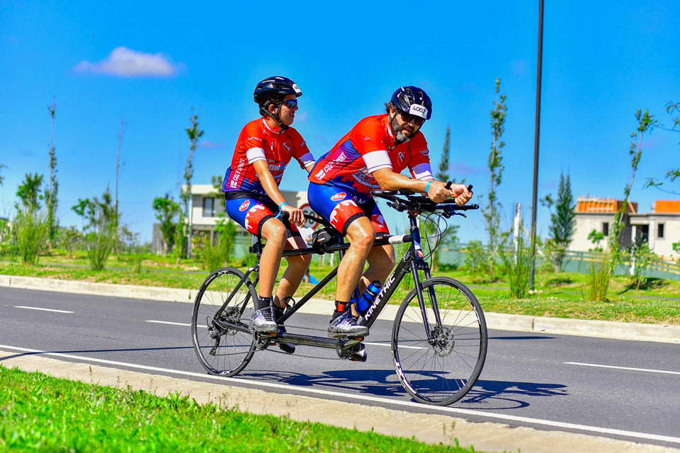 Ciclistas disfrutan de pedalear en compañía de a dos