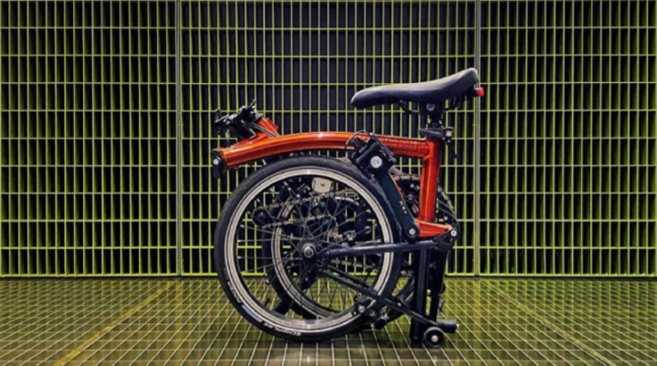 como cargar una bicicleta plegable consejos practicos para transportarla facilmente