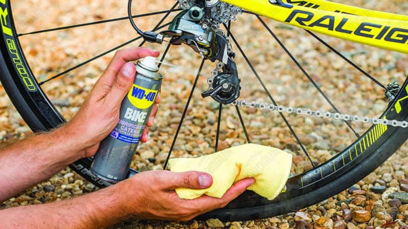Cuándo lubricar la cadena de tu bicicleta y cómo hacerlo correctamente.