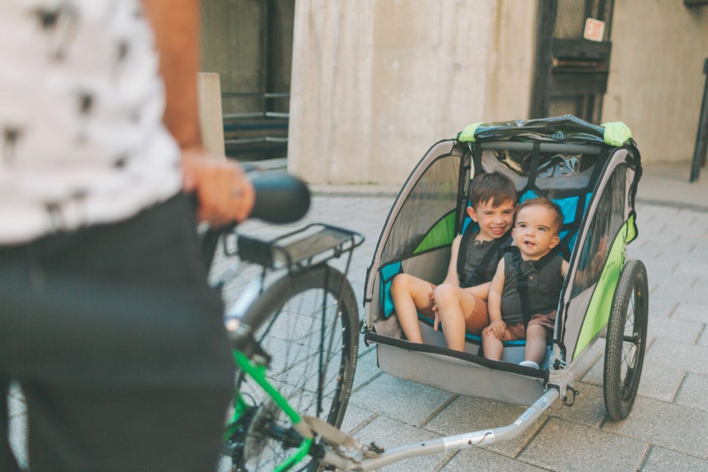Descubre cuándo es seguro llevar a tu bebé en bicicleta