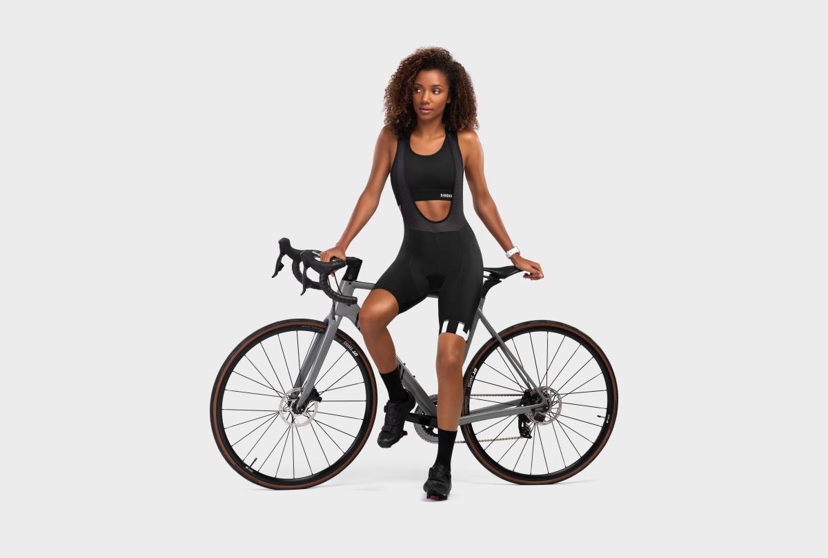 Descubre qué prendas usan los ciclistas en el pecho