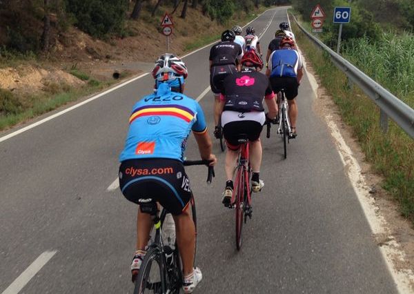 lo que los ciclistas llevan en la espalda