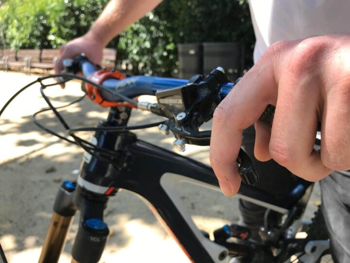 que freno debo usar para reducir la velocidad en bicicleta