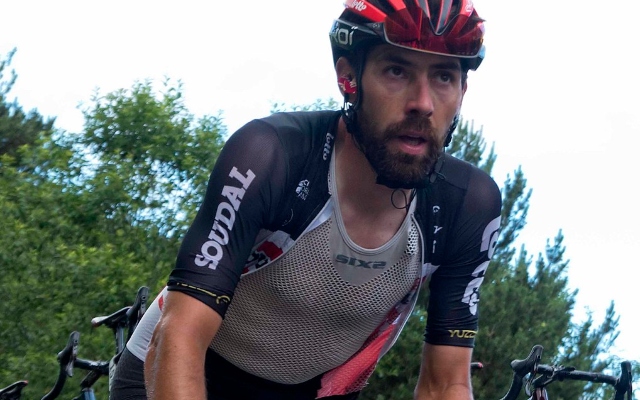 que llevan los ciclistas debajo del maillot y como les ayuda en su rendimiento