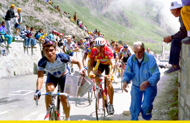 que llevan los ciclistas en el pecho