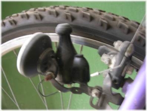 que mecanismo de transmision de movimiento se emplea en las bicicletas para hacer girar el eje de la dinamo