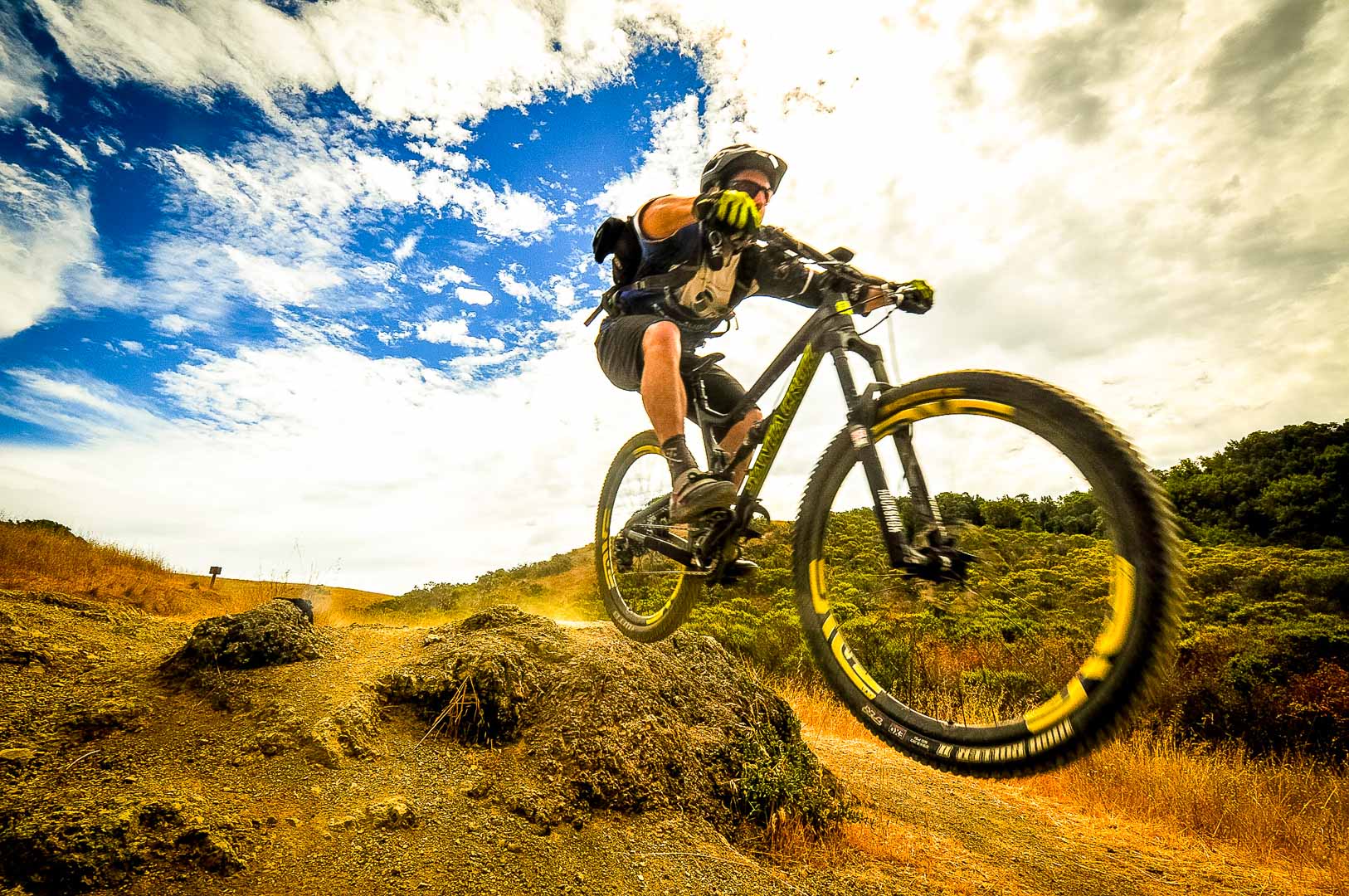 Descubre el significado de XC y XCO en MTB